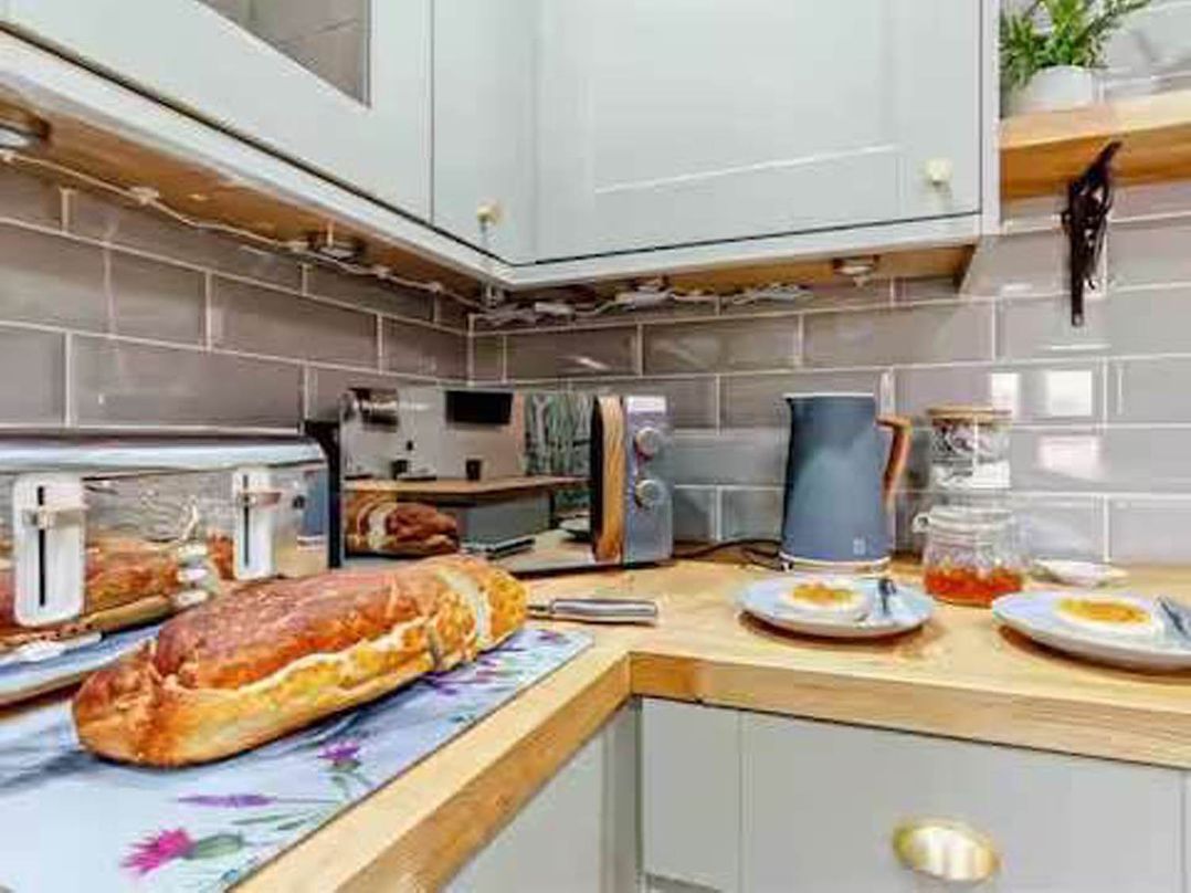 Cottage Sleeps 6 with Hot Tub and Bbq Hut