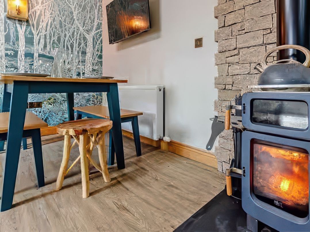 Cottage Sleeps 6 with Hot Tub and Bbq Hut