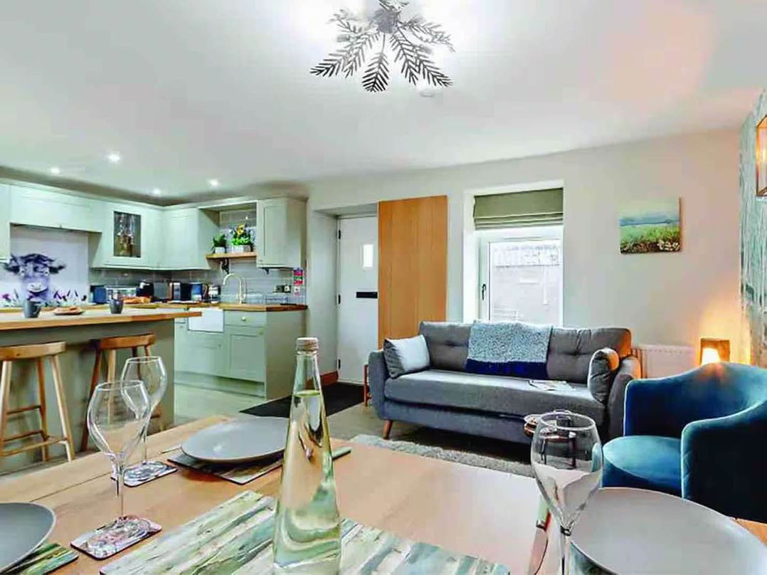 Cottage Sleeps 6 with Hot Tub and Bbq Hut