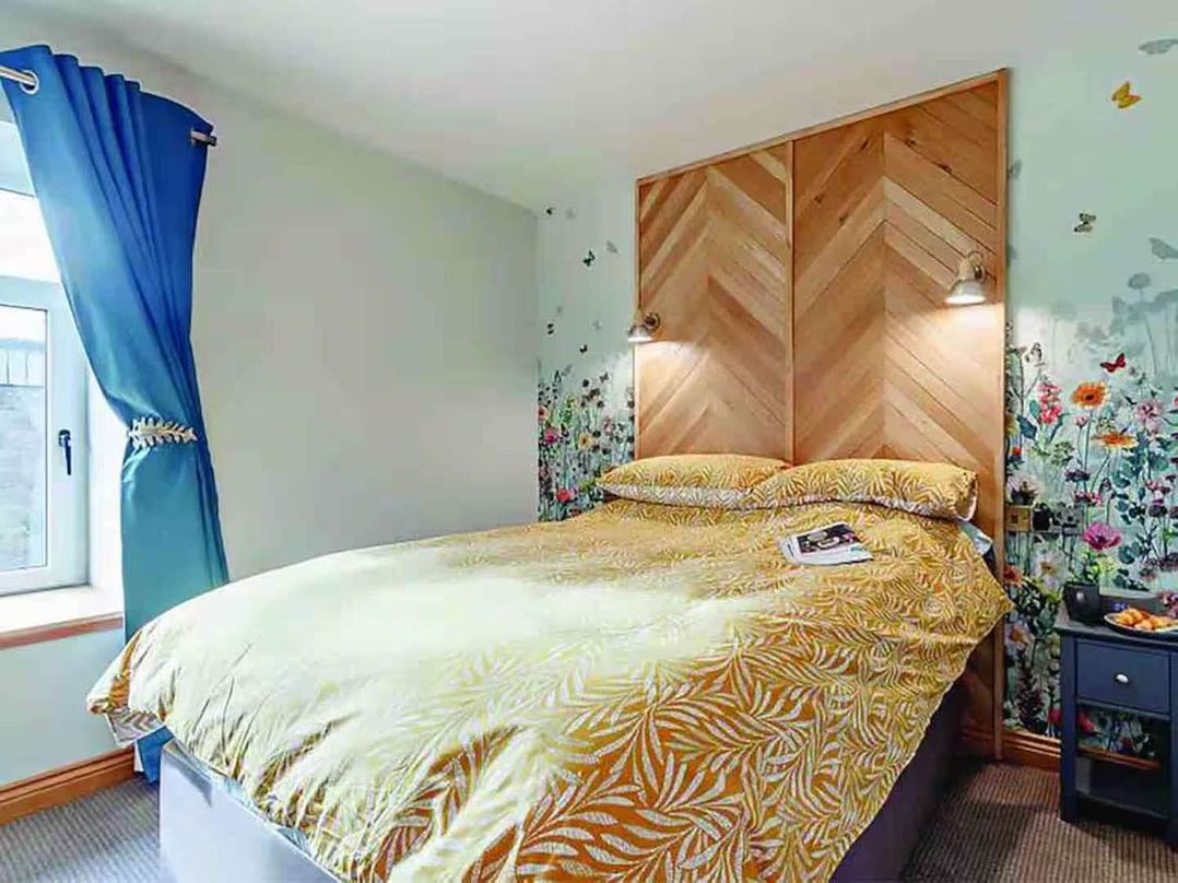 Cottage Sleeps 6 with Hot Tub and Bbq Hut