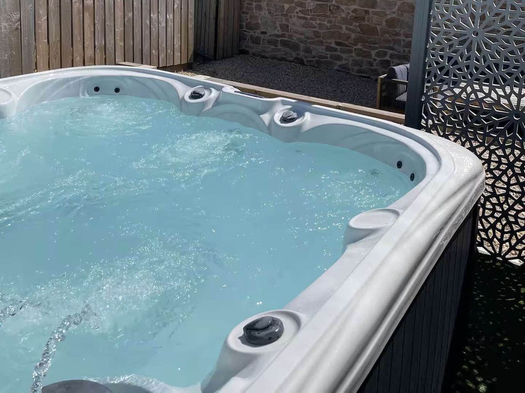 Cottage Sleeps 6 with Hot Tub and Bbq Hut