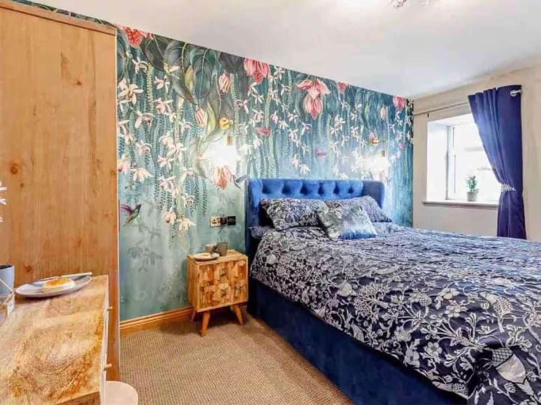 Cottage Sleeps 6 with Hot Tub and Bbq Hut