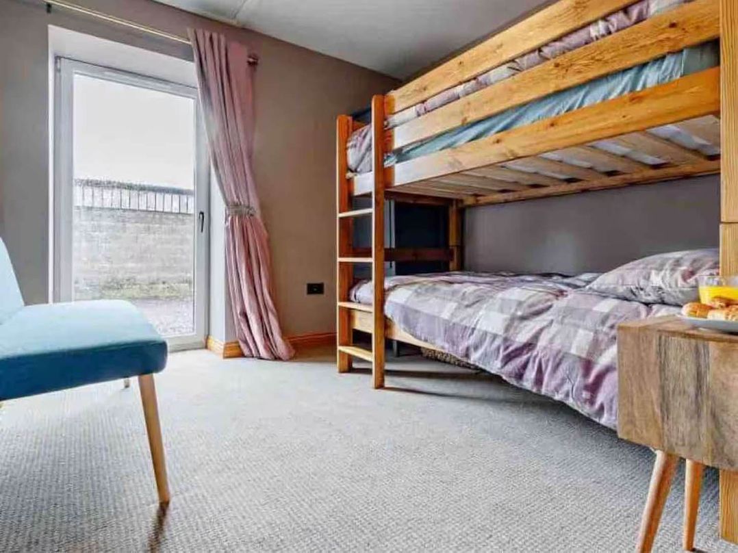Cottage Sleeps 6 with Hot Tub and Bbq Hut