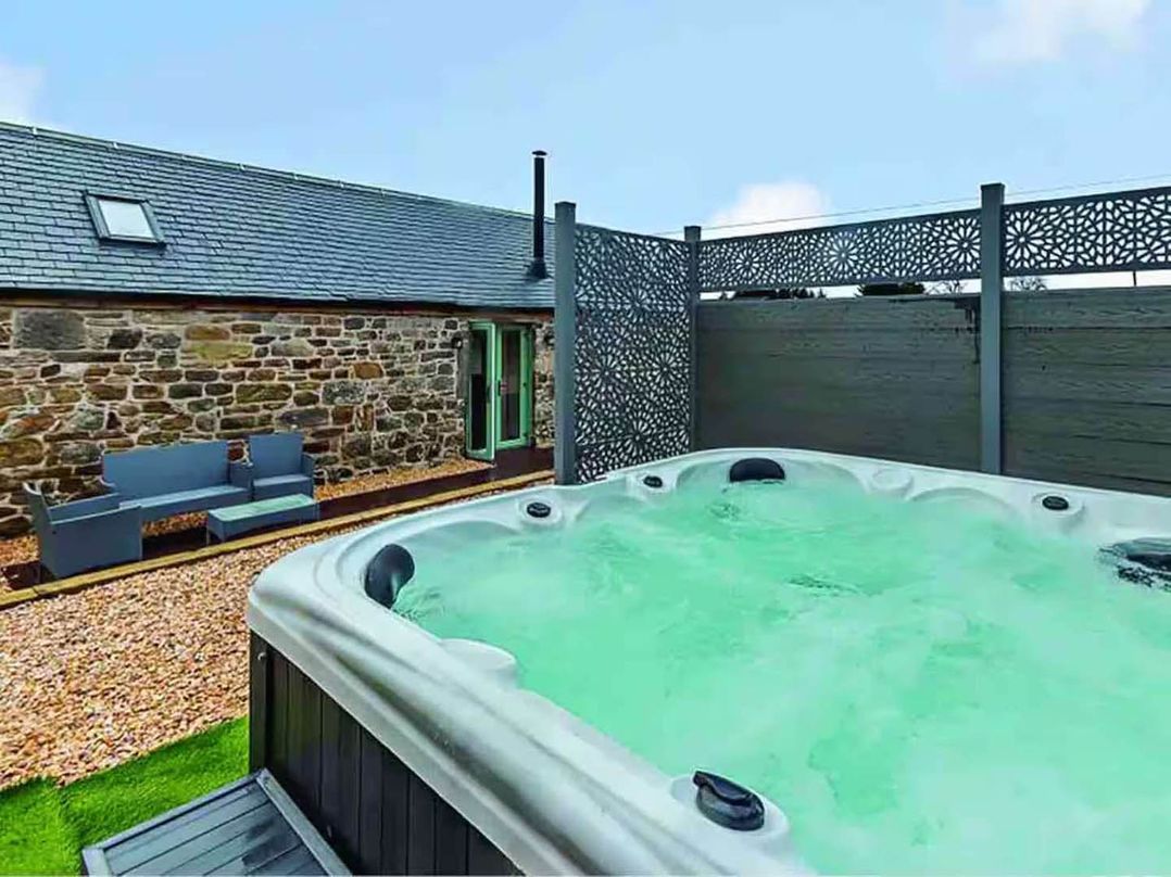 Cottage Sleeps 6 with Hot Tub and Bbq Hut