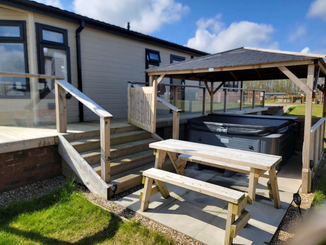 Pet Friendly 2Bed Luxury Lodge in Routh HotTub
