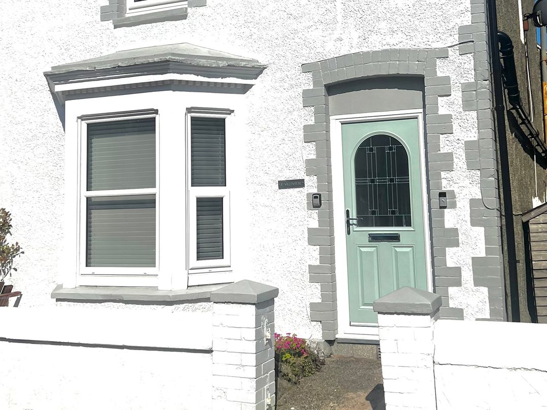 4 Bed House Sleeps 8 Garden Pets Near Beach