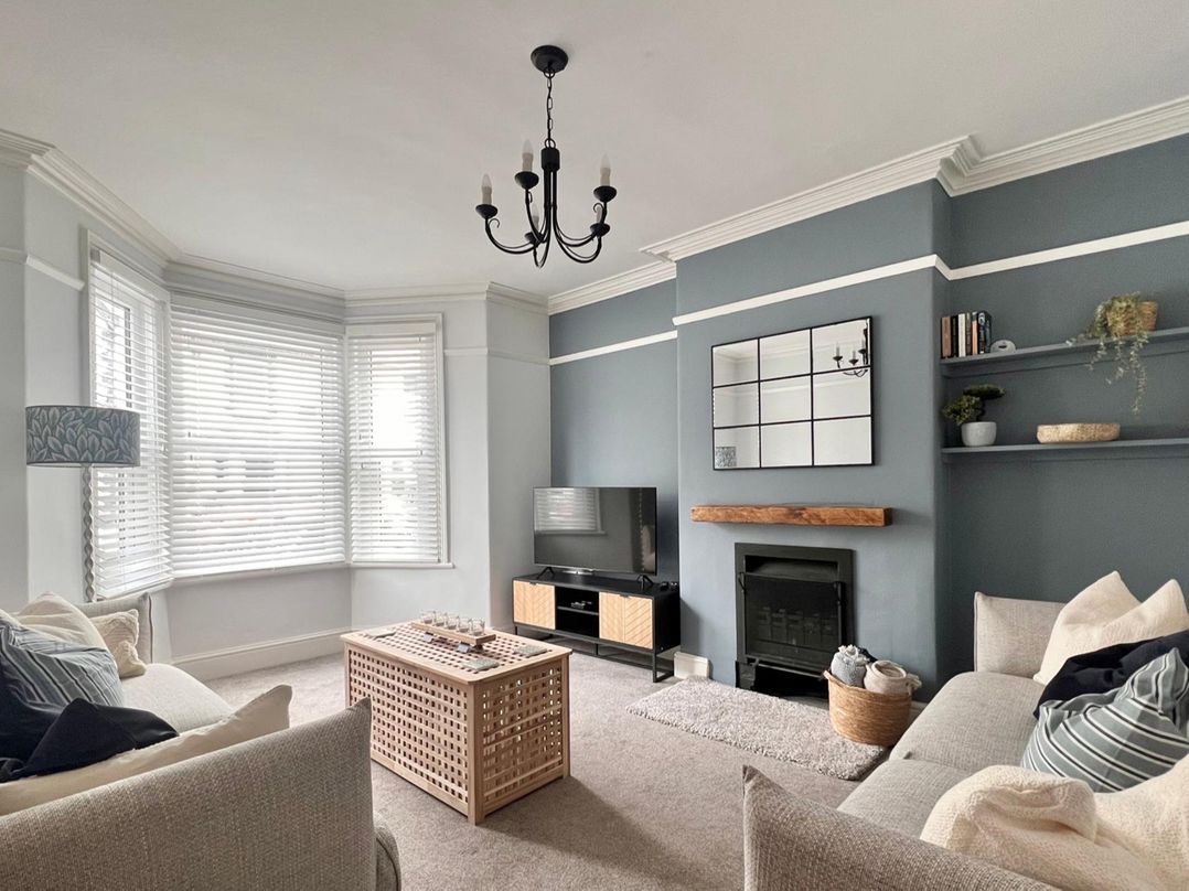 4 Bed House Sleeps 8 Garden Pets Near Beach