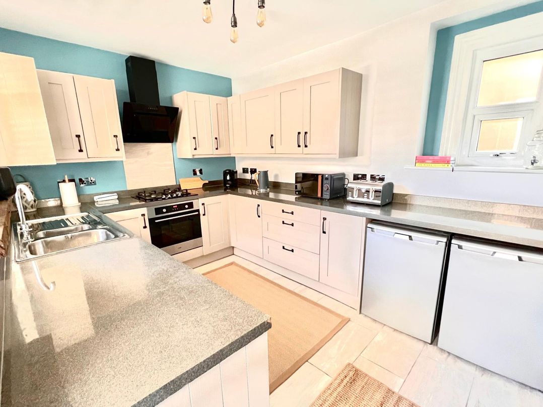 4 Bed House Sleeps 8 Garden Pets Near Beach