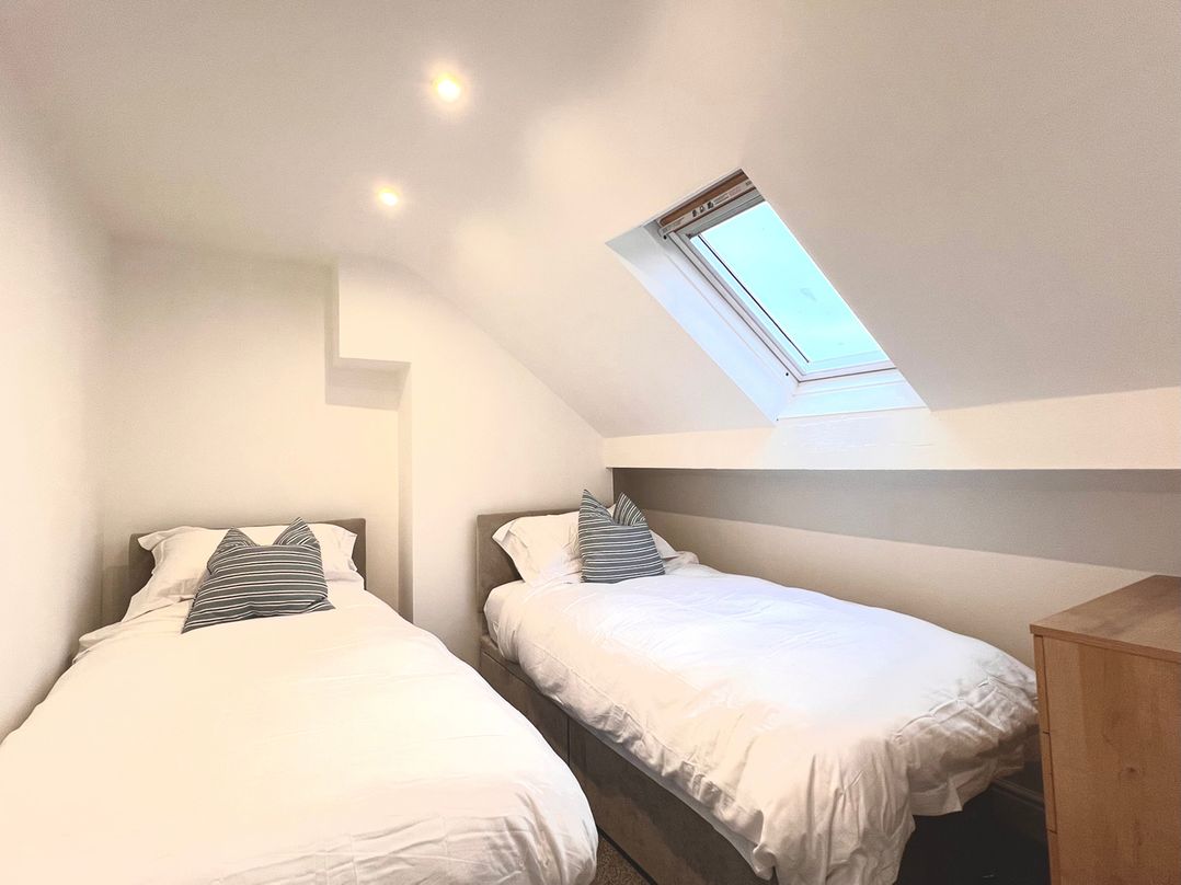 4 Bed House Sleeps 8 Garden Pets Near Beach