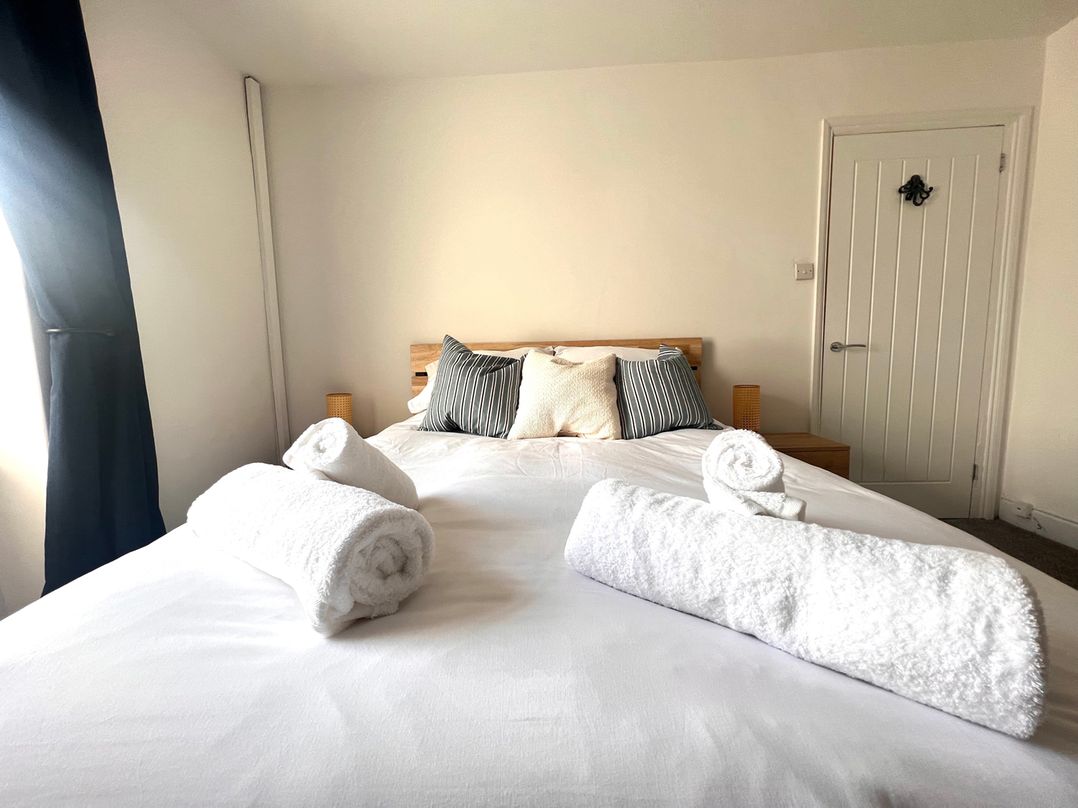 4 Bed House Sleeps 8 Garden Pets Near Beach