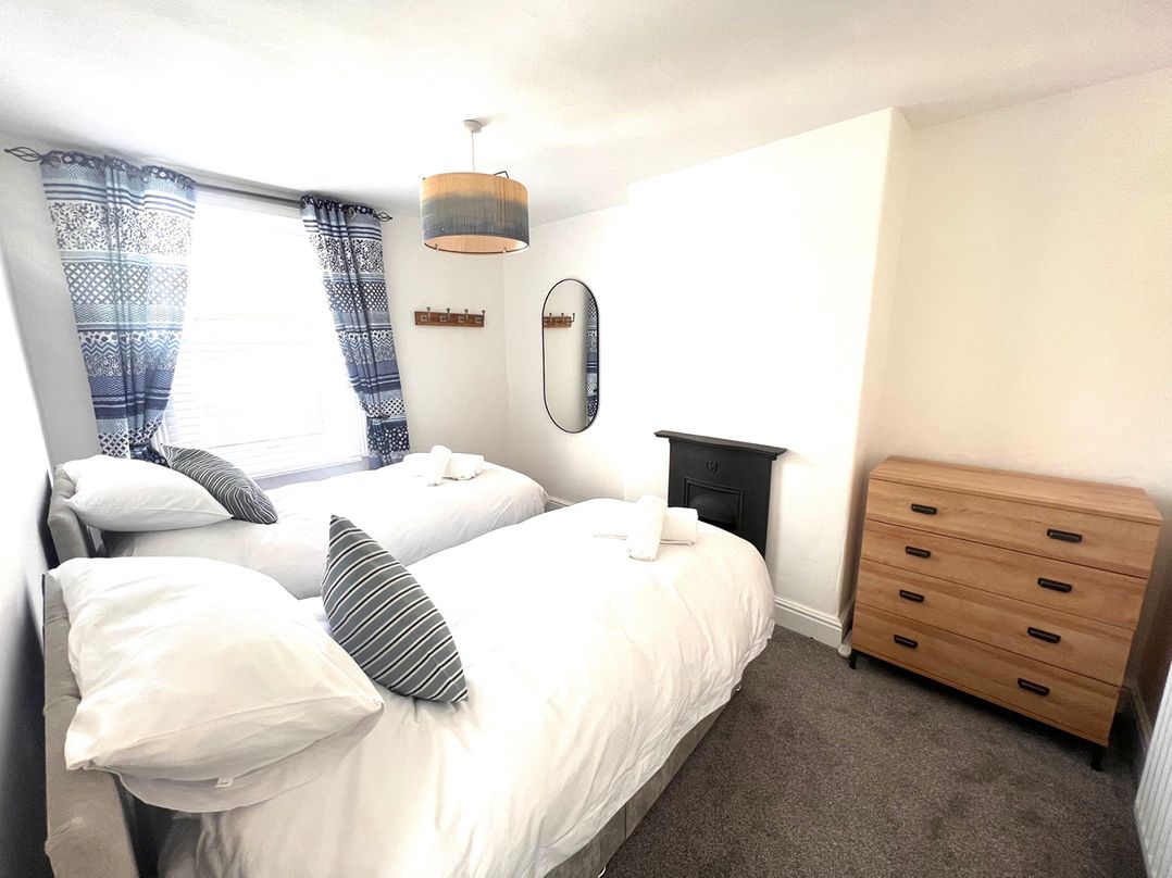 4 Bed House Sleeps 8 Garden Pets Near Beach