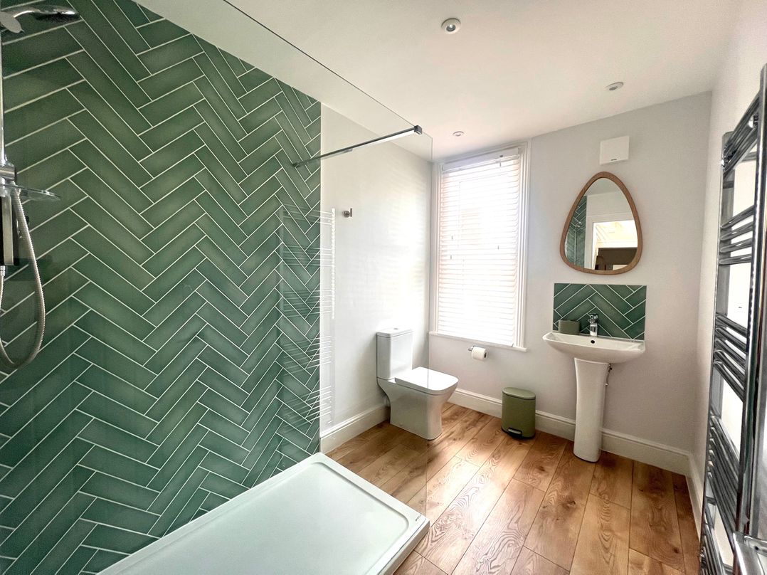 4 Bed House Sleeps 8 Garden Pets Near Beach