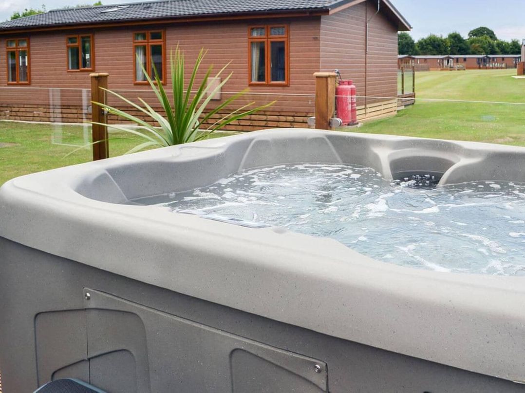 Boutique lodge with hot tub sleeps 6