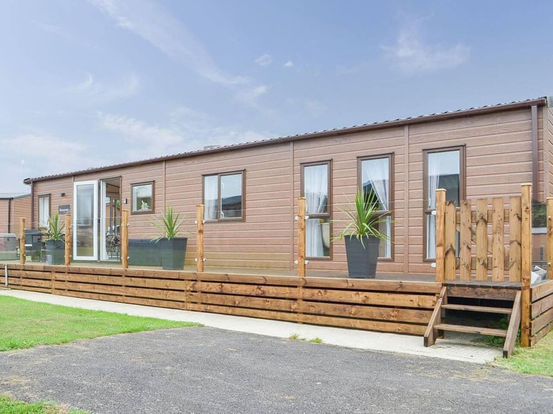 Boutique lodge with hot tub sleeps 6