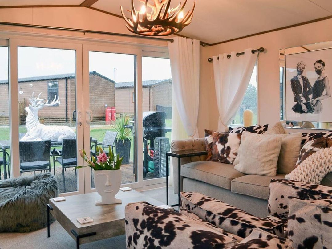 Boutique lodge with hot tub sleeps 6