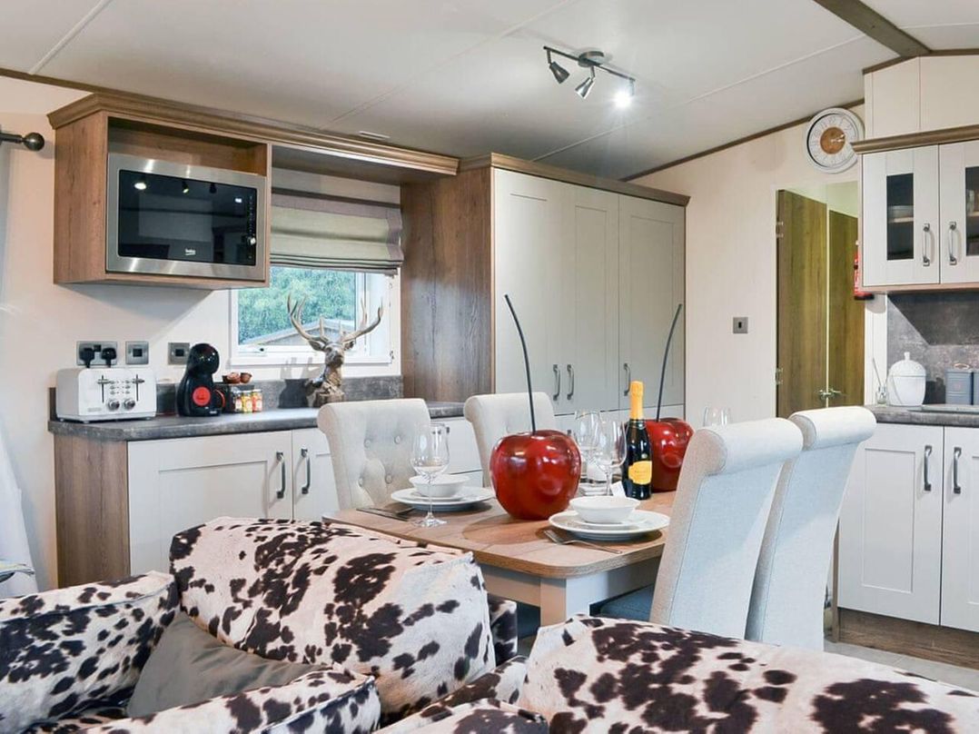 Boutique lodge with hot tub sleeps 6