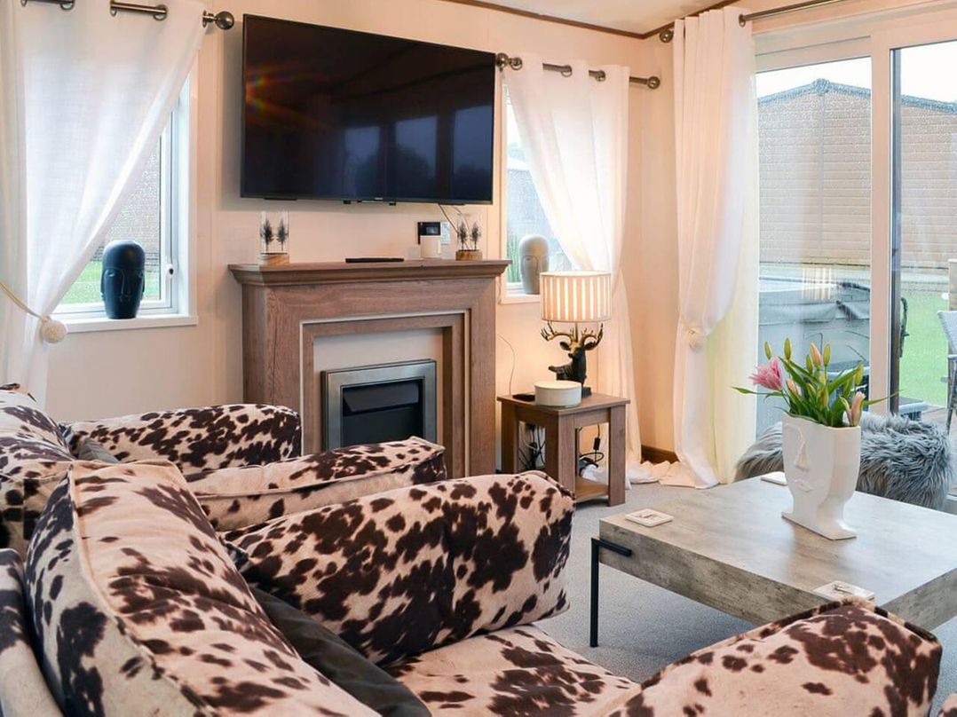 Boutique lodge with hot tub sleeps 6