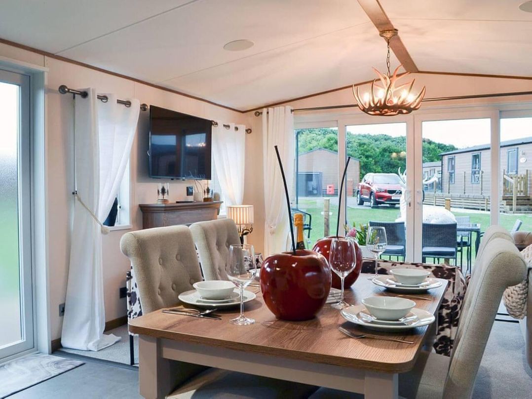 Boutique lodge with hot tub sleeps 6