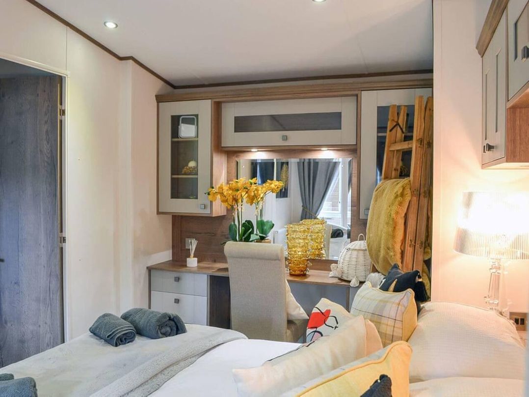 Boutique lodge with hot tub sleeps 6