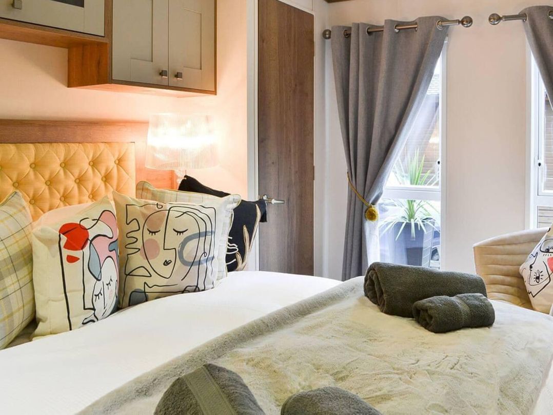 Boutique lodge with hot tub sleeps 6