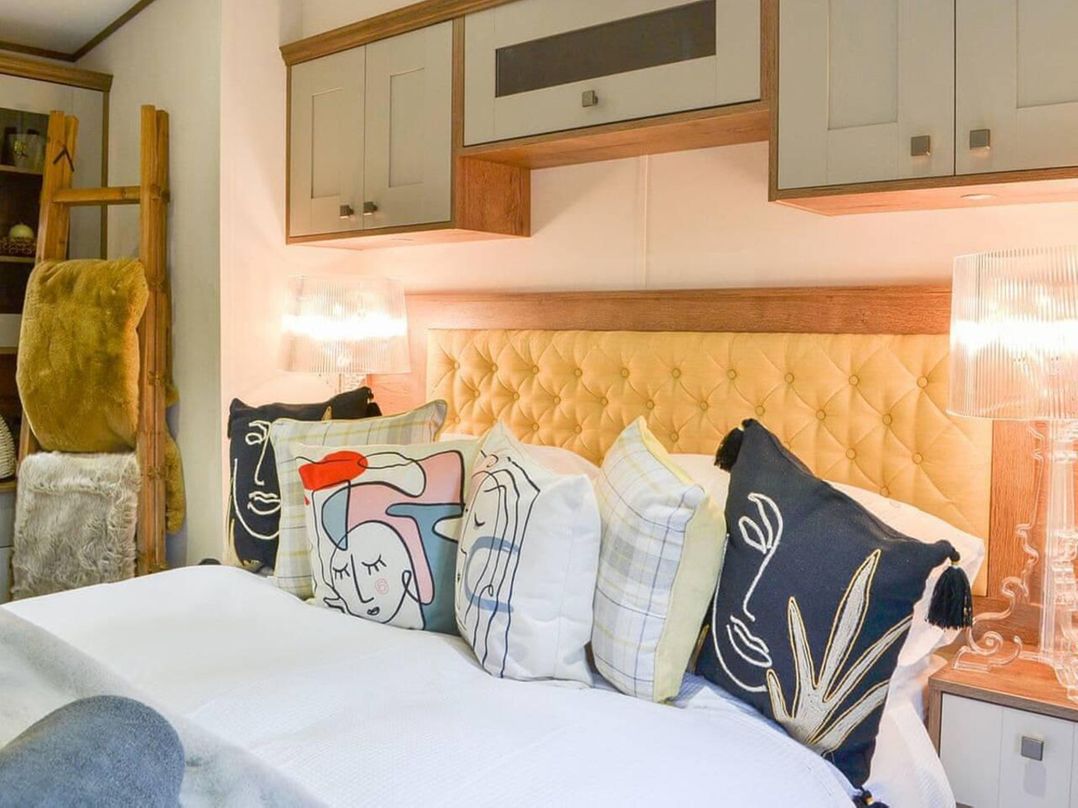 Boutique lodge with hot tub sleeps 6