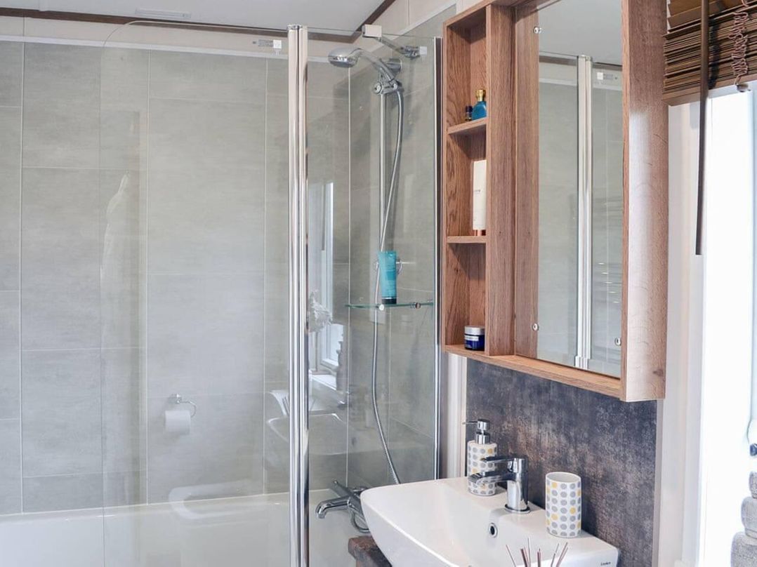 Boutique lodge with hot tub sleeps 6