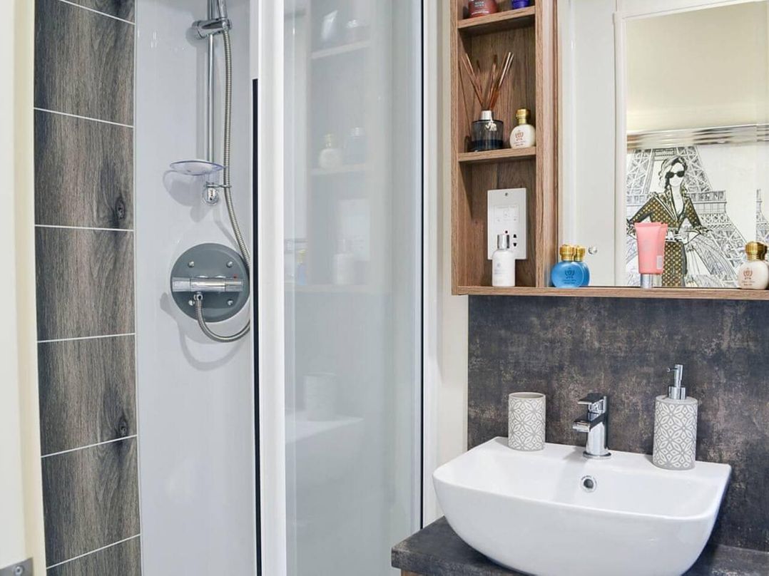 Boutique lodge with hot tub sleeps 6
