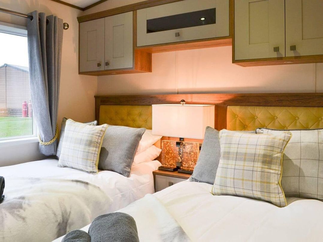 Boutique lodge with hot tub sleeps 6