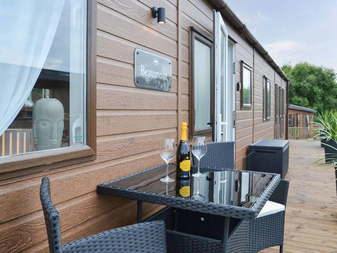 Boutique lodge with hot tub sleeps 6