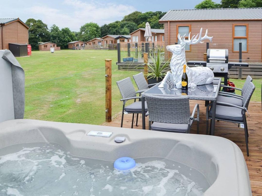 Boutique lodge with hot tub sleeps 6