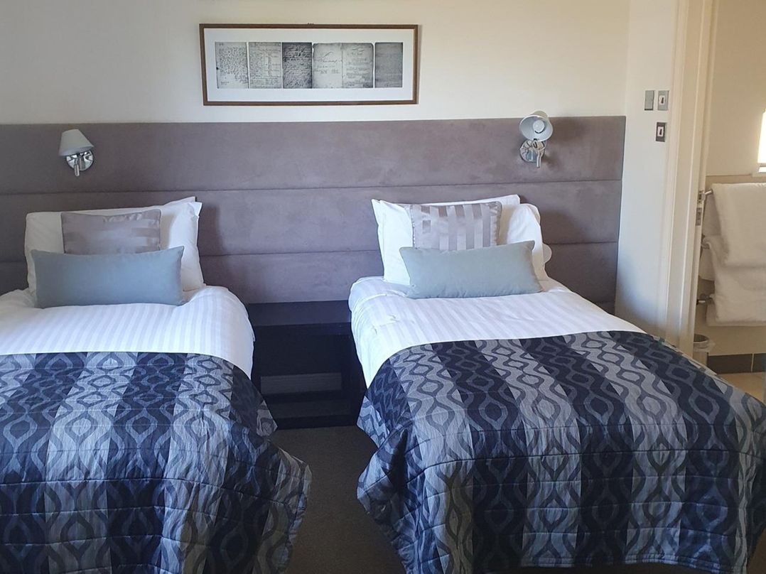 2bed sleeps4 pool freeparking Trenythonestate