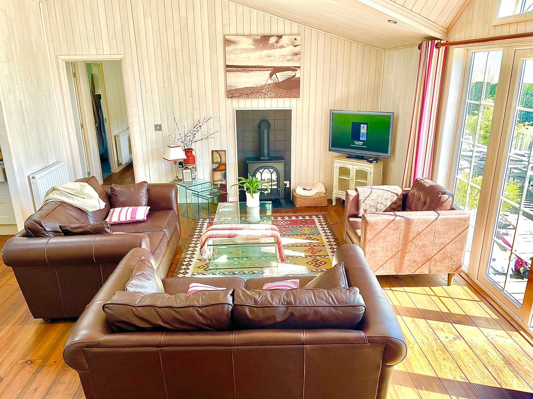 Stunning Sleeps 6 Luxury Lodge Pets Mercia Marina