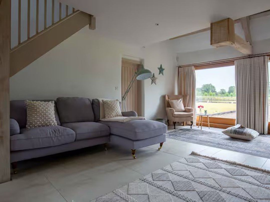 Stunning 6 Bedroom Riverside Barn Cotswold Mill