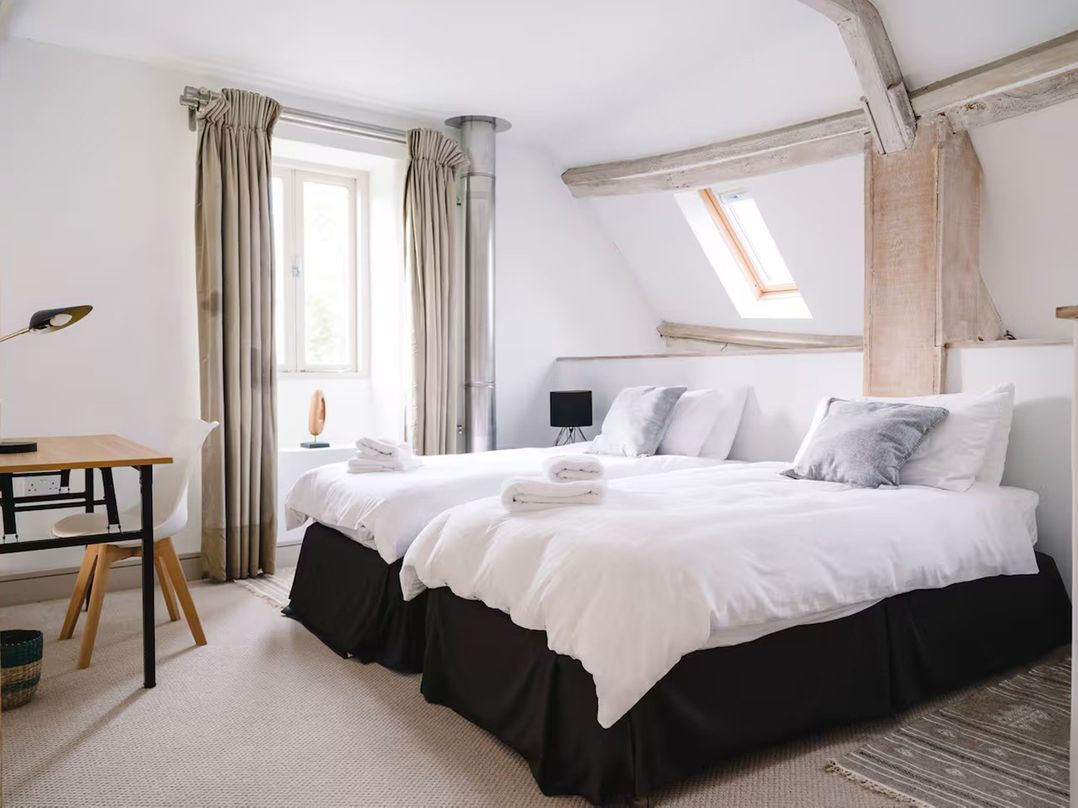 Stunning 6 Bedroom Riverside Barn Cotswold Mill