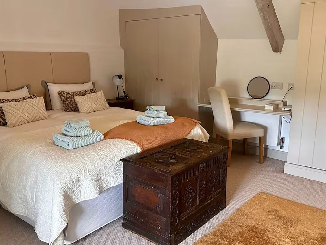 Stunning 6 Bedroom Riverside Barn Cotswold Mill