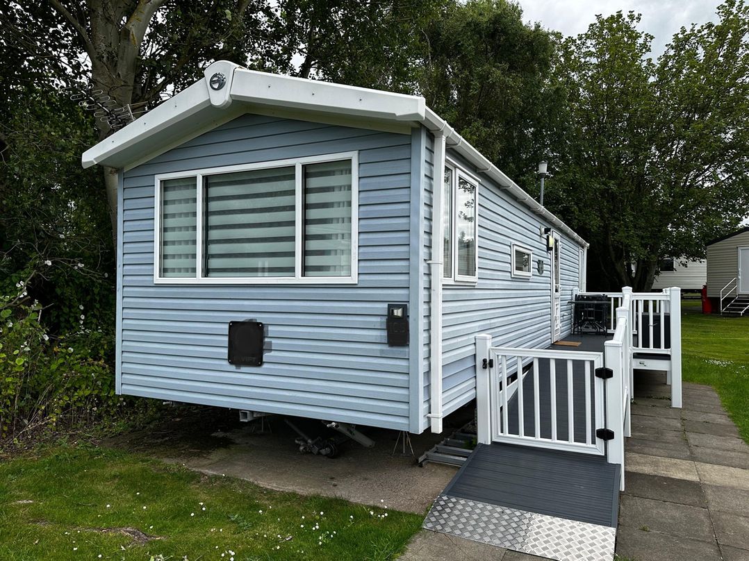 Tranquil Caravan Retreat by the Seaside PortSeton