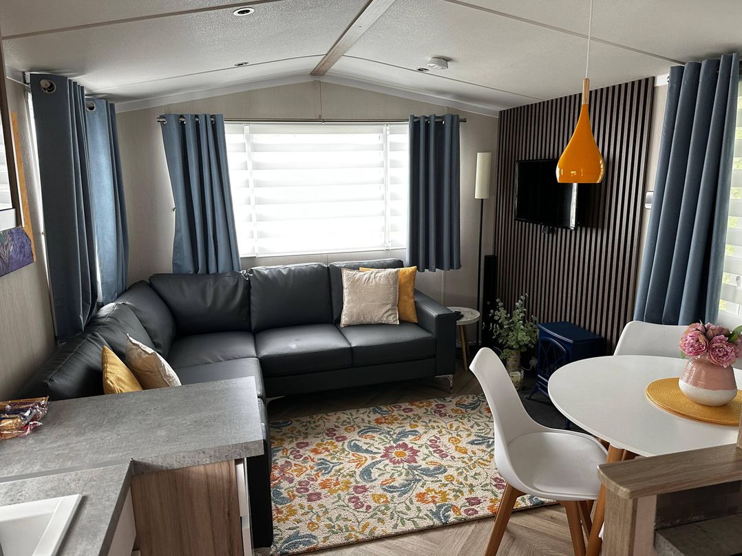 Tranquil Caravan Retreat by the Seaside PortSeton