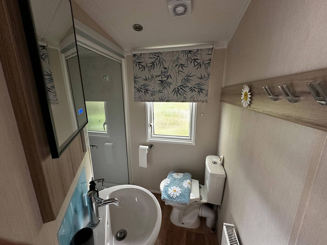 Tranquil Caravan Retreat by the Seaside PortSeton
