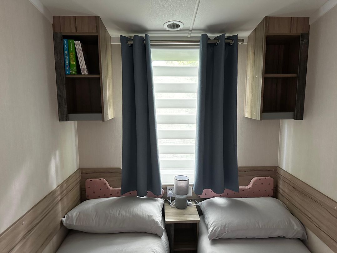 Tranquil Caravan Retreat by the Seaside PortSeton