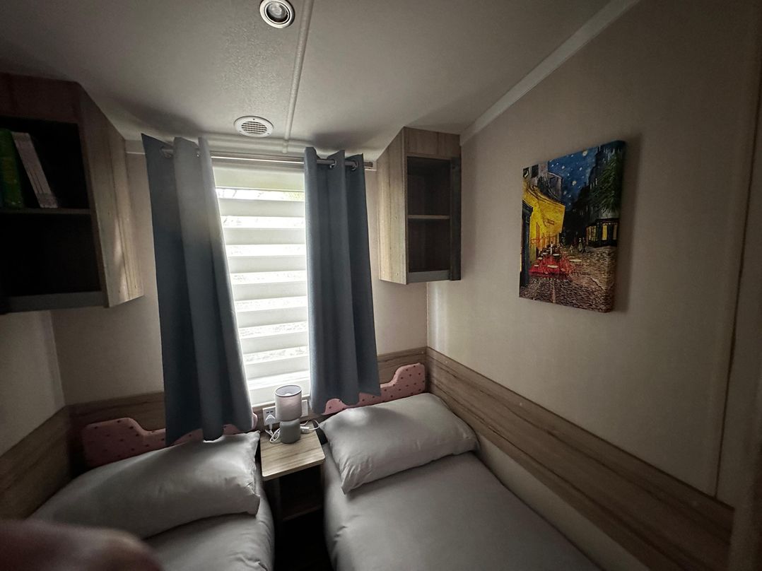 Tranquil Caravan Retreat by the Seaside PortSeton