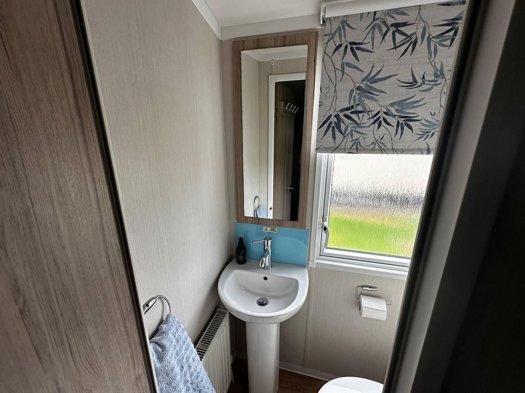 Tranquil Caravan Retreat by the Seaside PortSeton