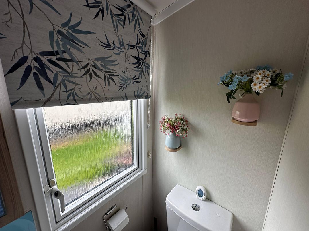 Tranquil Caravan Retreat by the Seaside PortSeton