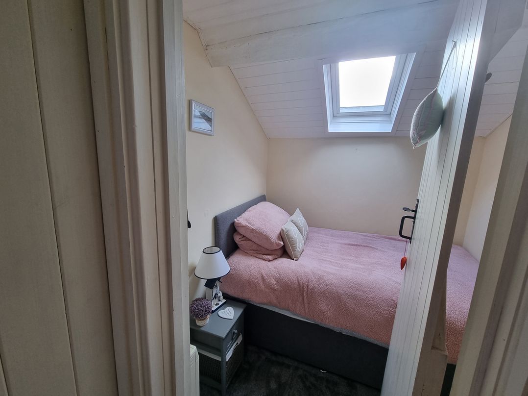 2 Bed House Sleeps 3 Pets Garden Parking