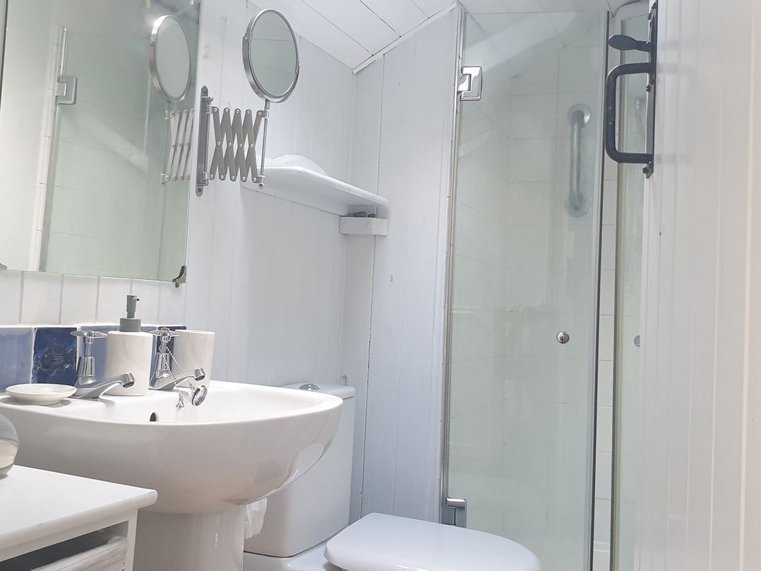 2 Bed House Sleeps 3 Pets Garden Parking