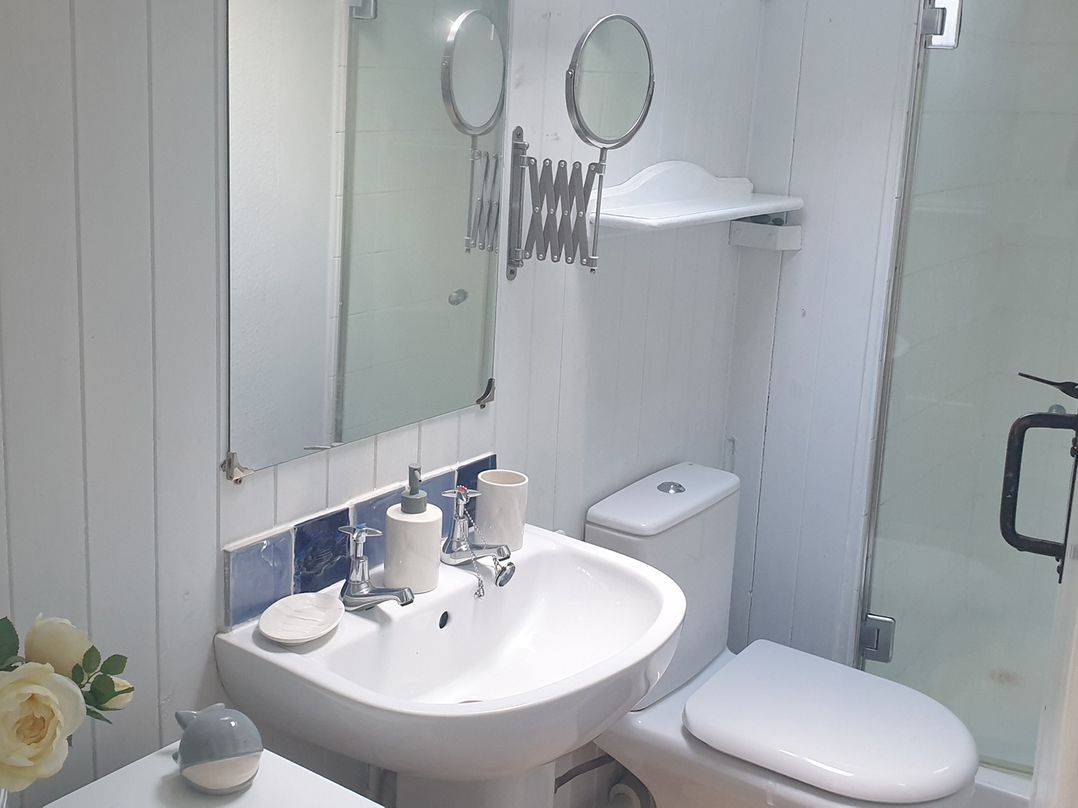 2 Bed House Sleeps 3 Pets Garden Parking