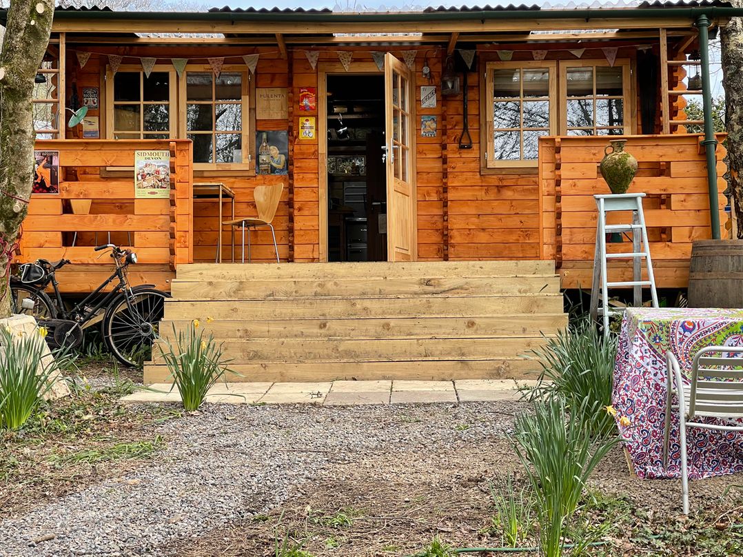 Retro Lodge nr Dartmoor with hot tub  sauna