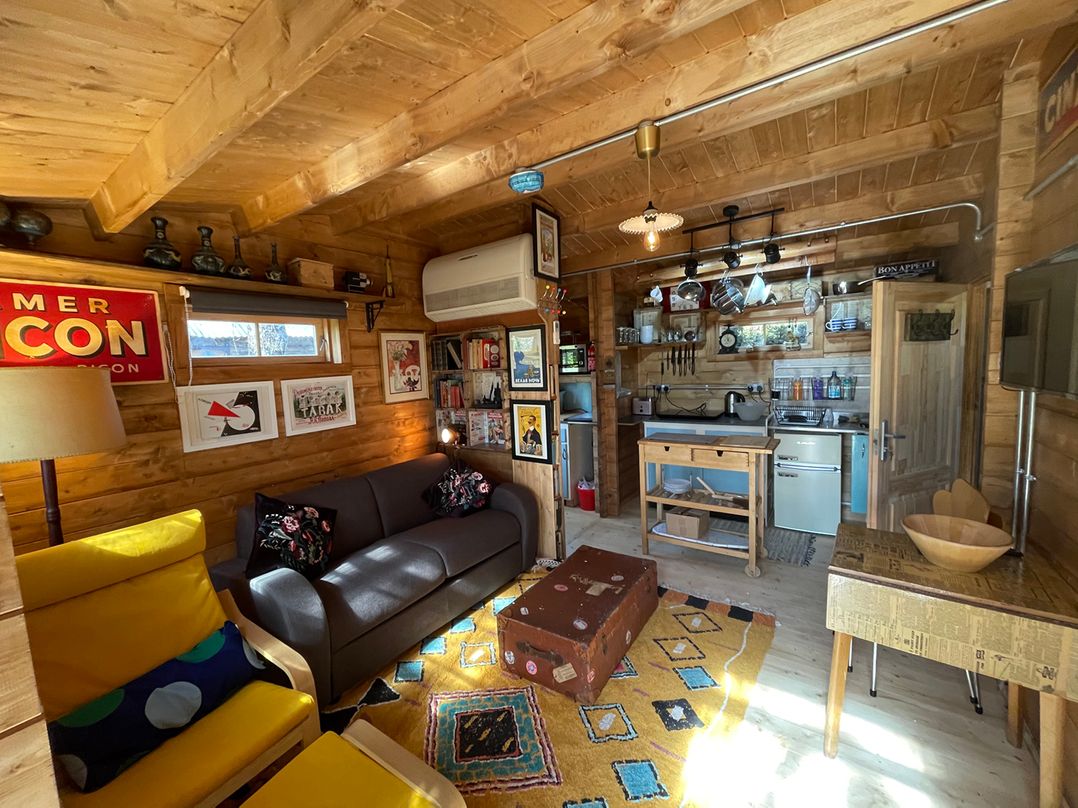 Retro Lodge nr Dartmoor with hot tub  sauna