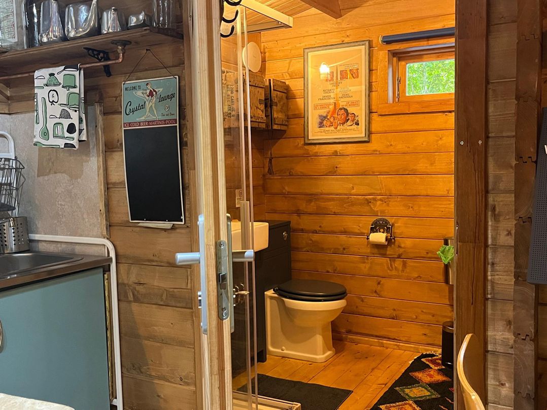 Retro Lodge nr Dartmoor with hot tub  sauna