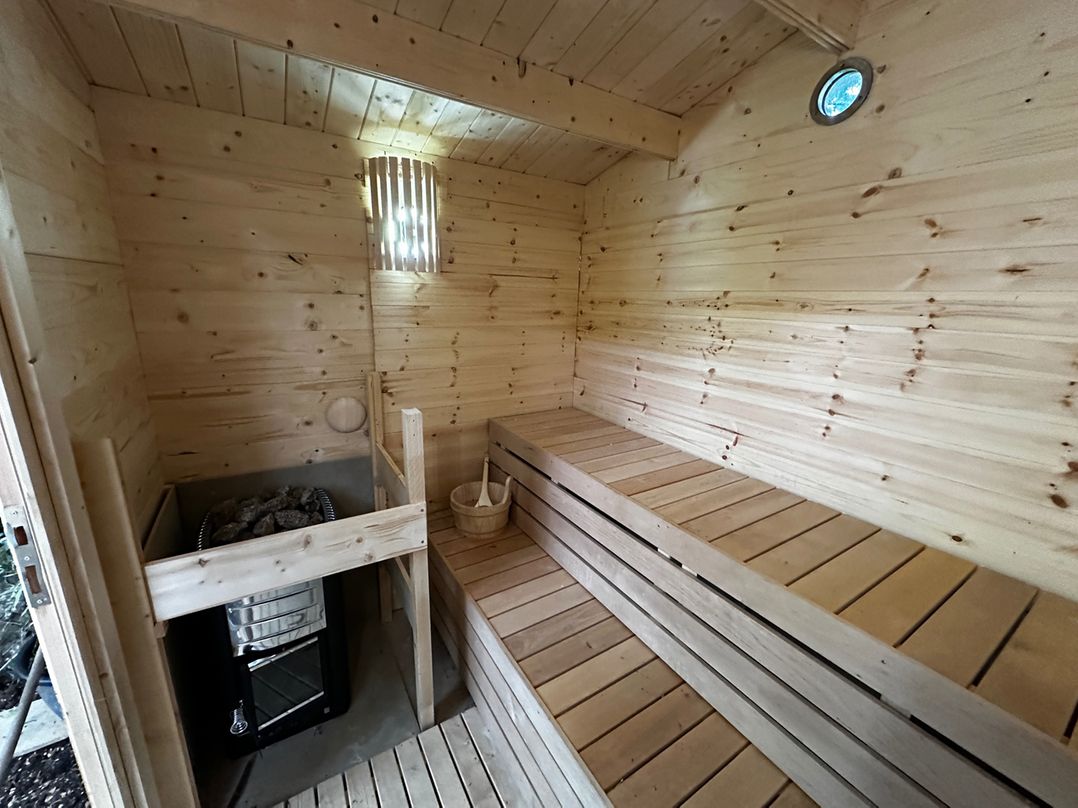Retro Lodge nr Dartmoor with hot tub  sauna