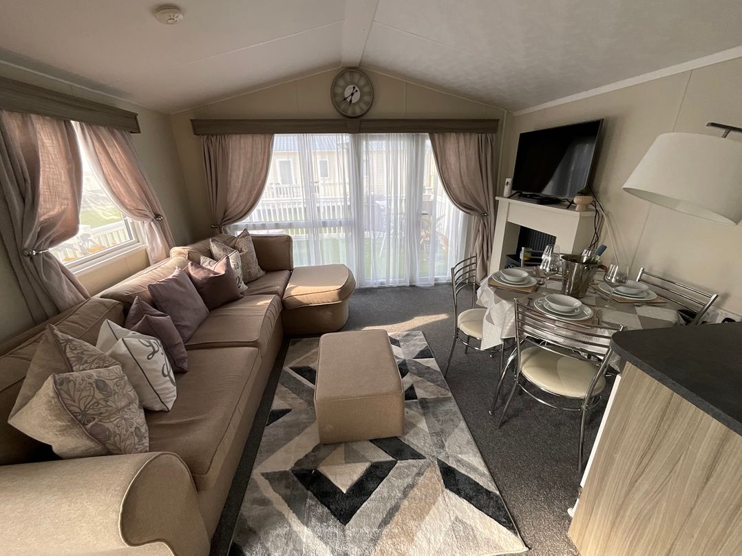 Seaview Caravan 2 Bedroom Sleeps 6  WiFi Smart Tv